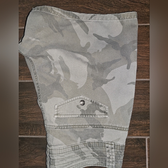 Lee's Women's 8M Lower on the Waist Camo Shorts - Picture 6 of 6